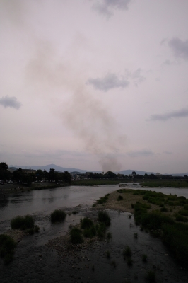 soku_16476.jpg :: 風景 自然 川 河川 災害 火事 煙 