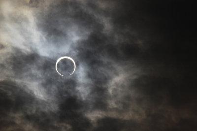 soku_16596.jpg :: 風景 自然 天体 太陽 日食 金環日食 四国地方北部 雲フィルター ベイリービーズ 