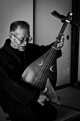 soku_16697.jpg :: 人物 男性 シニアの男性 琵琶 楽器 和楽器 