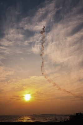 soku_16993.jpg :: 風景 自然 空 夕日 夕焼け 日没 飛行機 アクロバット飛行 