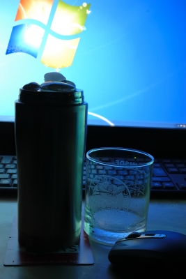 soku_17048.jpg :: 飲み物 ドリンク 酒 手酌酒 焼酎 緑茶割り 真空ボトル 常用 