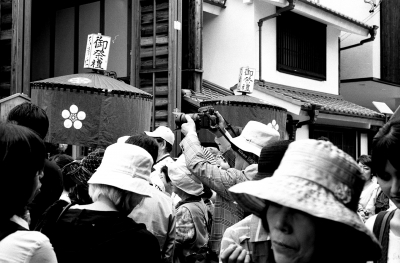 soku_17934.jpg :: 銀塩 モノクロ 祭り 