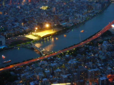 soku_18148.jpg :: 建築 建造物 塔 タワー 東京スカイツリー 隅田川 屋形船 夜景 ミニチュア風 