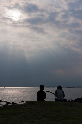 soku_18228.jpg :: 海 空 雲 太陽 カップル ウクレレ 