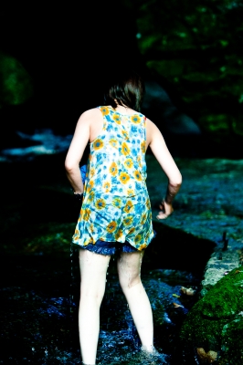 soku_19422.jpg :: 人物 女性 若い女性 女子大生 水分 風景 自然 川 渓谷 
