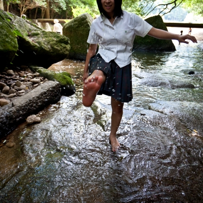soku_19595.jpg :: 人物 女性 若い女性 女子高生 水分 風景 自然 川 渓谷 