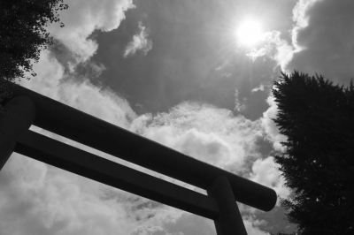 soku_19788.jpg :: 建築 建造物 神社 鳥居 風景 自然 空 雲 モノクロ 