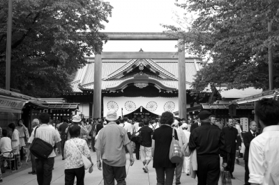 soku_19790.jpg :: 建築 建造物 神社 鳥居 モノクロ 