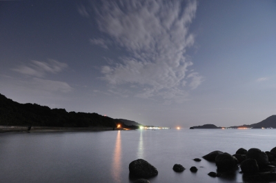 soku_20294.jpg :: 風景 自然 海 湾 月夜 月光 月明かり 夜景 
