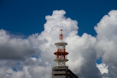 soku_20893.jpg :: 風景 自然 空 雲 建築 建造物 塔 鉄塔 電波塔 アンテナ 