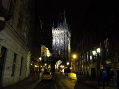 soku_21034.jpg :: プラハ 火薬塔 建築 建造物 歴史的建造物 外国 夜景 