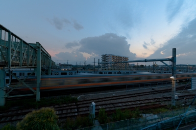 soku_21362.jpg :: 空 雲 三鷹ヤード 中央線快速 E233系 鉄分 風景 
