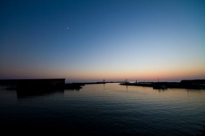 soku_21759.jpg :: 風景 自然 天体 月 三日月 漁港 夕焼け 
