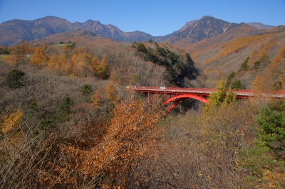 soku_22099.jpg :: 風景 自然 紅葉 山の紅葉 建築 建造物 橋 