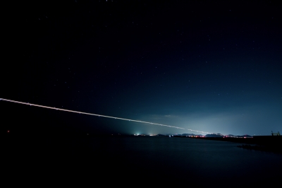 soku_22126.jpg :: 風景 自然 空 飛行機 夜景 広角レンズ コンポジット撮影 