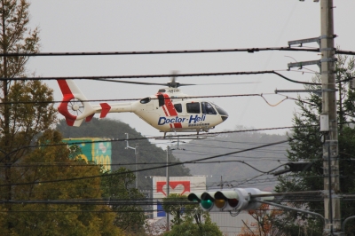 soku_22399.jpg :: ドクターヘリ 市街地 乗り物 交通 航空機 ヘリコプター 