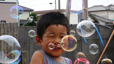 soku_22694.jpg :: 水 泡 シャボン玉 人物 子供 少年 男の子 