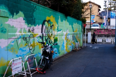 soku_23770.jpg :: アート 工芸品 壁画 乗り物 交通 自動車 オートバイ バイク 