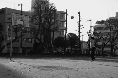 soku_23854.jpg :: 公園 バスケットボール ジャンプシュート モノクロ 