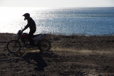 soku_23884.jpg :: 自然 海 太平洋 バイク 乗り物 逆光 