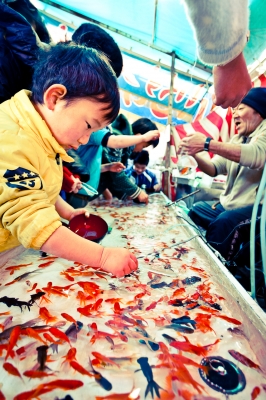 soku_24554.jpg :: 人物 子供 少年 男の子 屋台 金魚すくい 縁日 