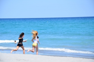 soku_26752.jpg :: 風景 自然 海 ビーチ 砂浜 人物 女性 若い女性 