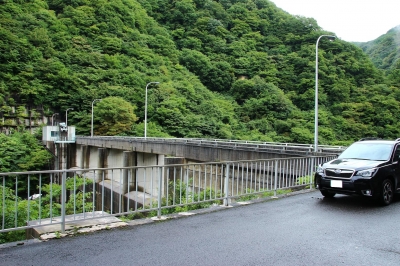 soku_28373.jpg :: 建築 建造物 ダム 車 ドライブ 