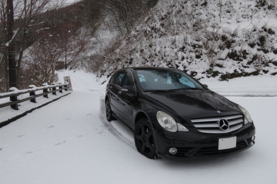 soku_29495.jpg :: 風景 自然 雪景色 駐車場 メルセデス R.Class 新雪路を行く 