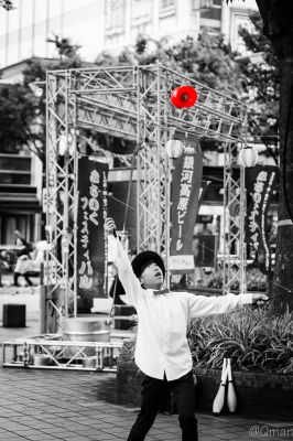 soku_31444.jpg :: 大道芸 ジャグリング ディアボロ 中国独楽 人物 子供 少年 男の子 街並み 風景 お祭り 