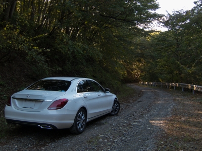 soku_34591.jpg :: 風景 郊外 車 ドライブ 林道 メルセデスベンツ Mercedes.Benz C.Class C200 