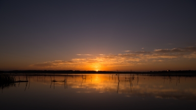 soku_36213.jpg :: 風景 自然 空 朝日 朝焼け 日の出 水面 水鏡 