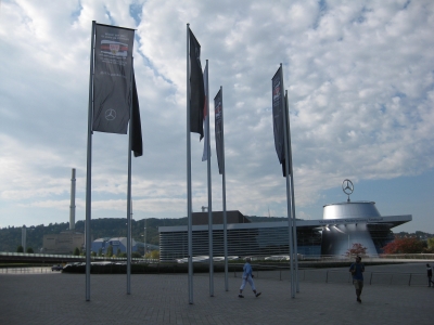 soku_36257.jpg :: ドイツ メルセデスミュージアム 入口 旗 